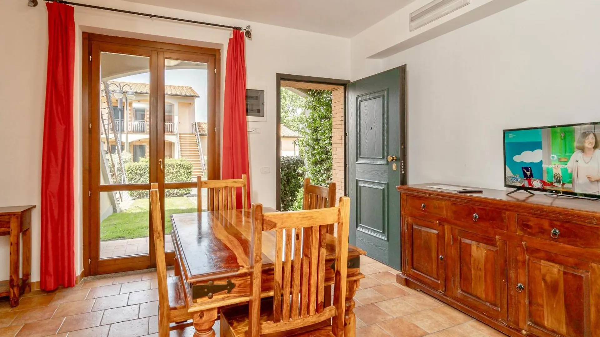Isa - Residence With Swimming Pool In Sorano, Apartments With Air Conditioning And Private Outdoor Area
